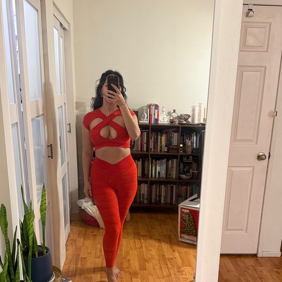 Red Cut-Out Matching Set - Picture 4 of 8